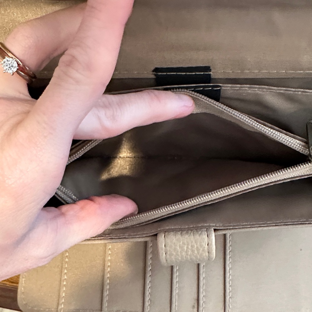 🚨🚨SOLD🚨🚨Chic Tan Leather Wallet - Picture 8 of 12